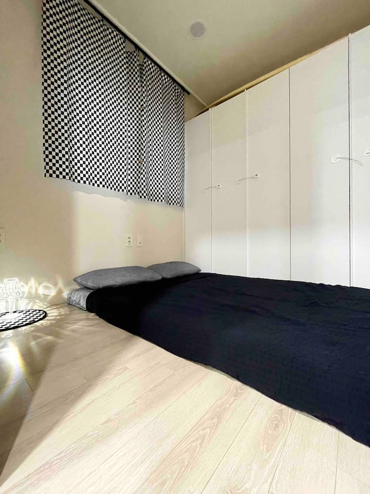 Spálňa 2 (sub): Matrac s pamäťovou penou a zrkadlom s manželskou posteľou (pre 2 osoby), prístup do vzdialenejšej skrine vpravo.