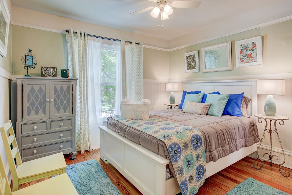 Second bedroom with queen sized bed