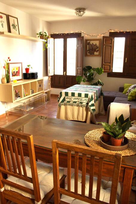 Zona comedor y zona estar al fondo