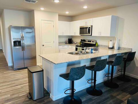Skydive Stay | 4BR Near Lucid & Drop Zone