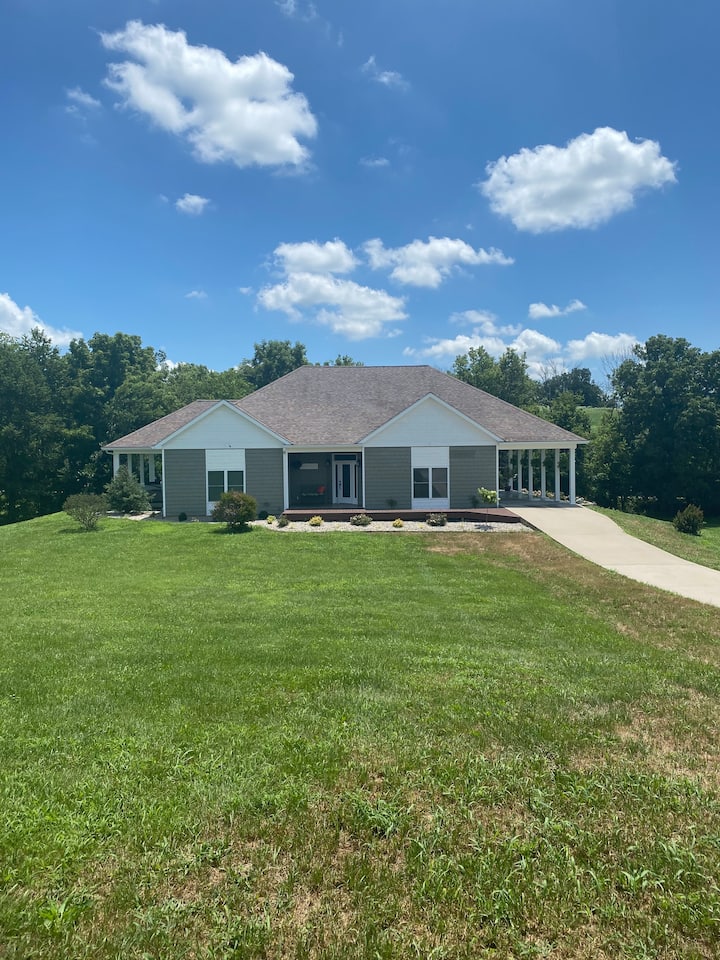 Bourbon Trail Fun Zone! HotTub! Games! Big Yard! Houses for Rent in