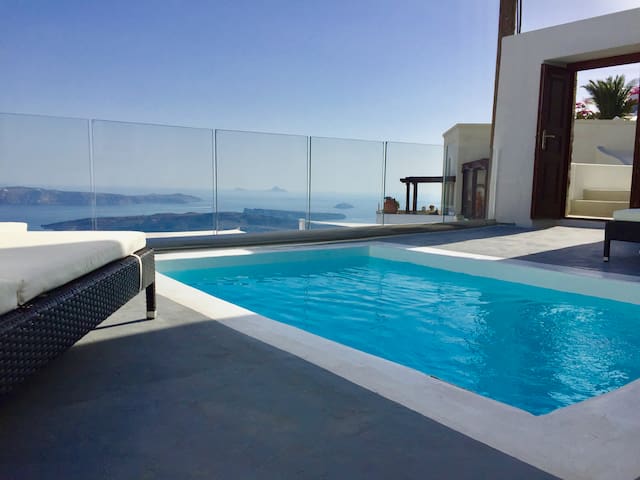 Location Location Location PRIVATE VILLA SANTORINI