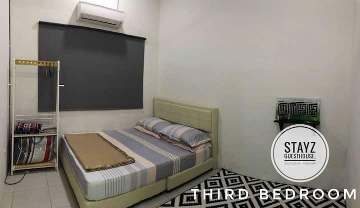 חדר שינה שלישי:
מיטת קווין
1 שטיחון תפילה של מתלה

Aircond
שטיחון שינה עבה לאדם נוסף
