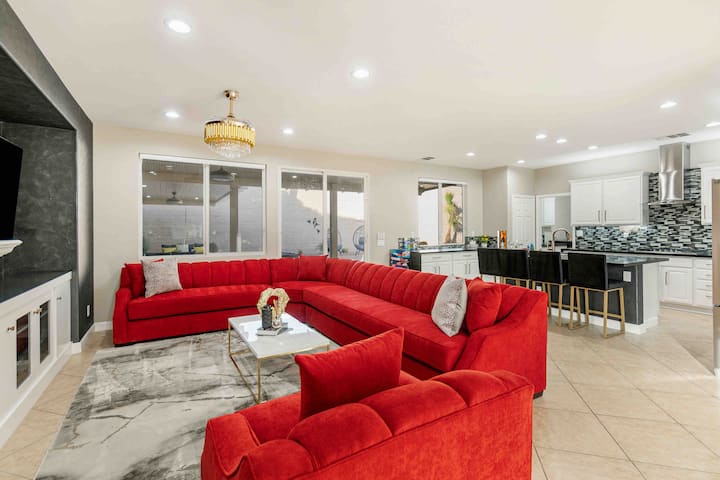 客厅：充满活力的红色沙发，让人放松身心；时尚的厨房和餐厅融合了现代优雅。