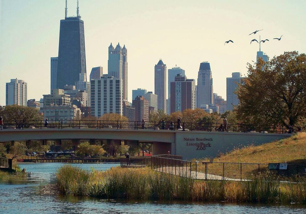 9 minute walk to Lincoln Park Zoo, Lake Michigan, & North Ave Beach!