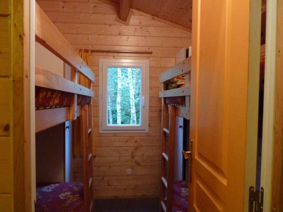 chambre avec 4 lits simples superposés.