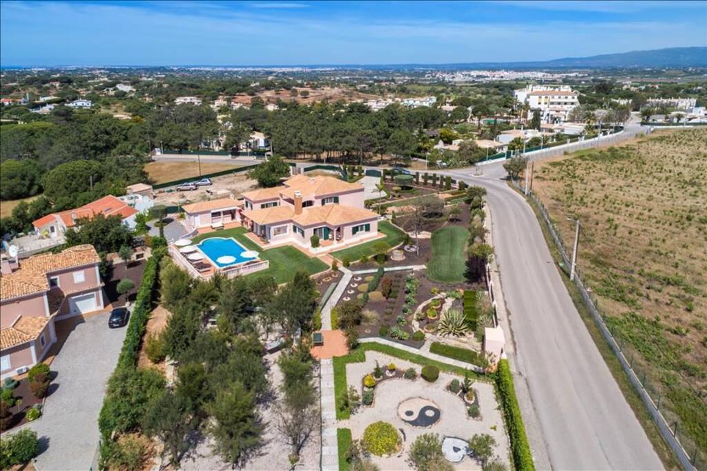 Overview of the stunning gardens