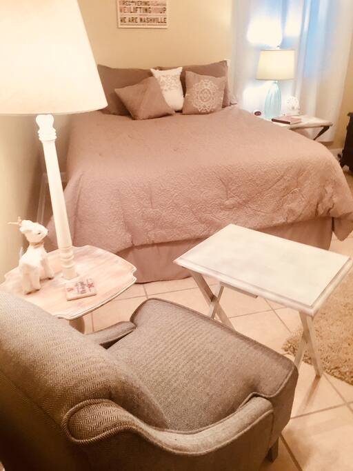 Comfy chair and work tray table