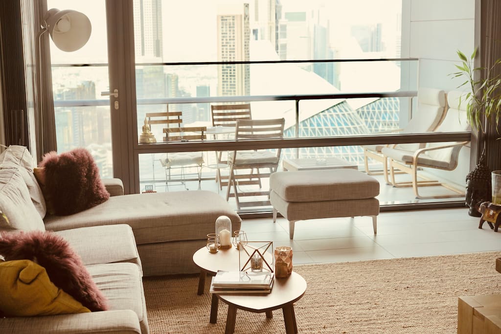 Cozy, modernly equipped living room with an unbelievable view on Dubai
