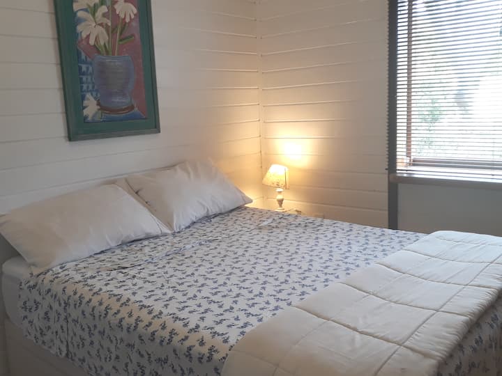 Стая 2 с изглед отпред и страничен изглед към къщата