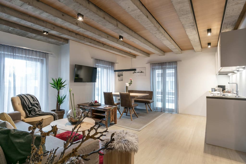 gemütliches Wohnzimmer mit Flat TV