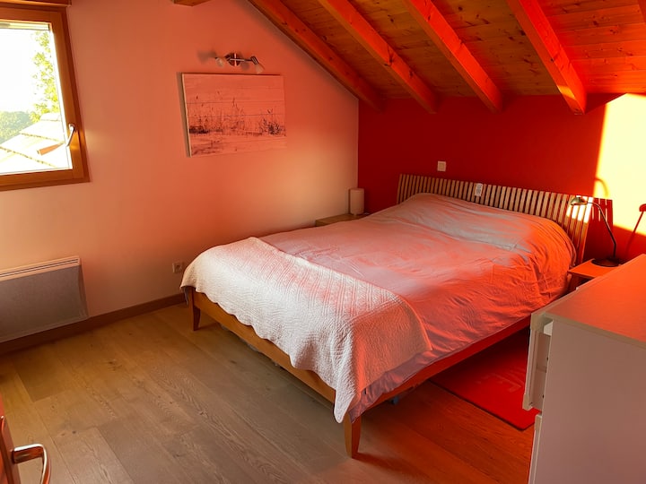 Dormitorio 4 con cama doble (160), con vistas al Jura.