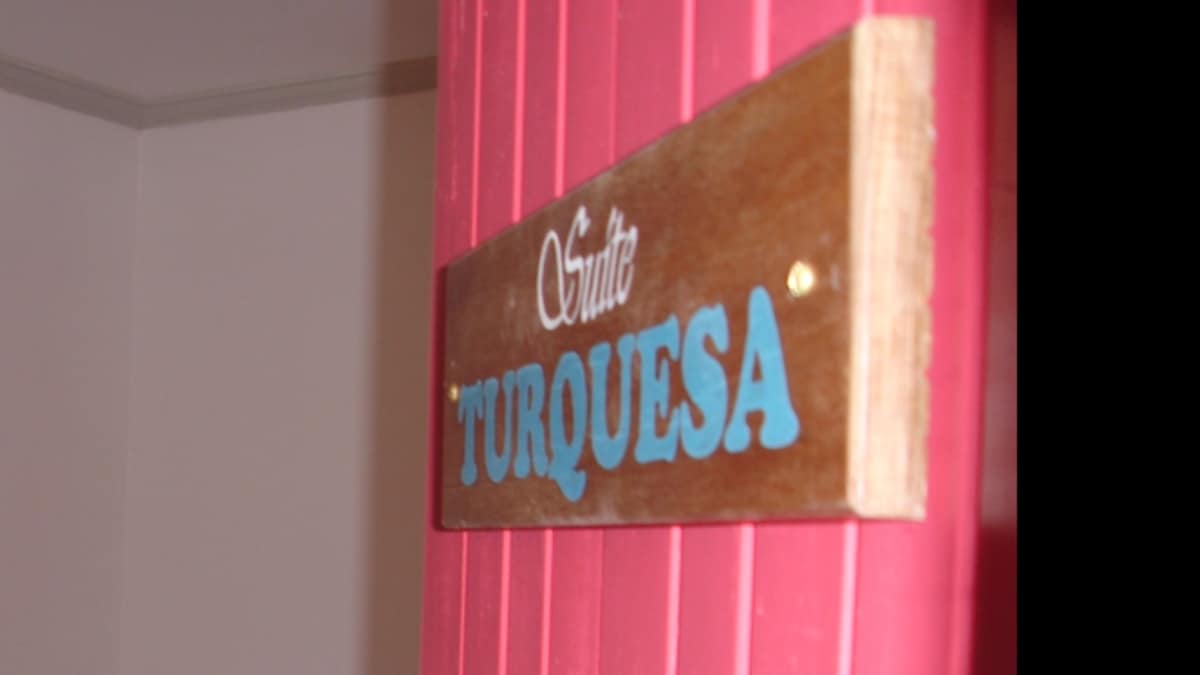 Влез во тиркизен апартман на првиот кат 