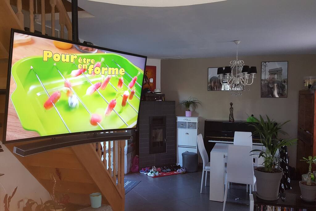 Salon avec écran 55pces incurvé 4k Samsung+ barre de son et canapé cuir relax électrique.
