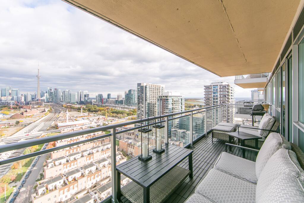 Unobstructed views of the city from the balcony