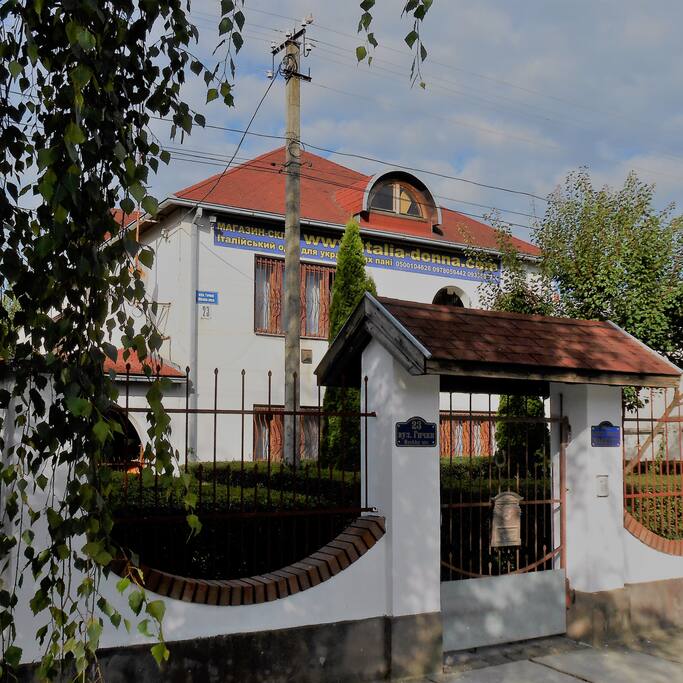 Главный вход в дом Маркетти.
