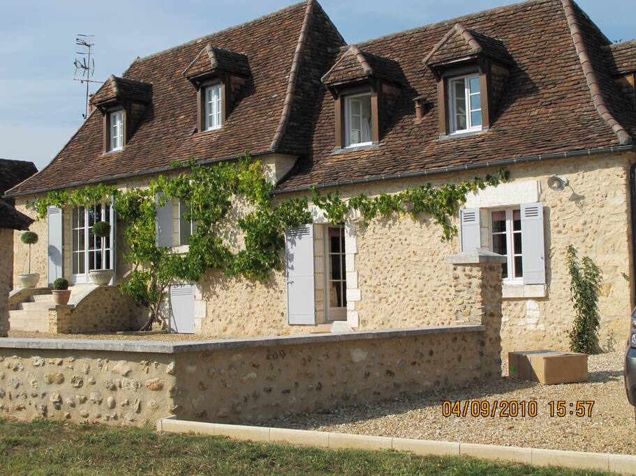 Entrée maison avec vigne