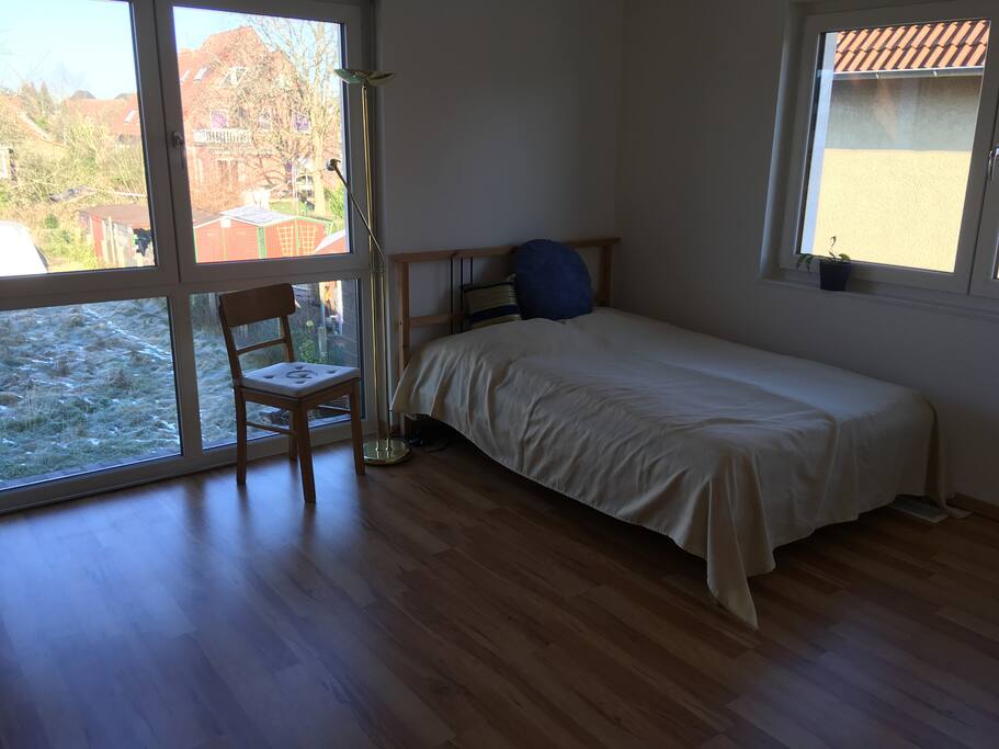 1. Gästezimmer; Doppelbett, Kommode und Kleiderschrank. Fenster mit elekt. Rollläden.