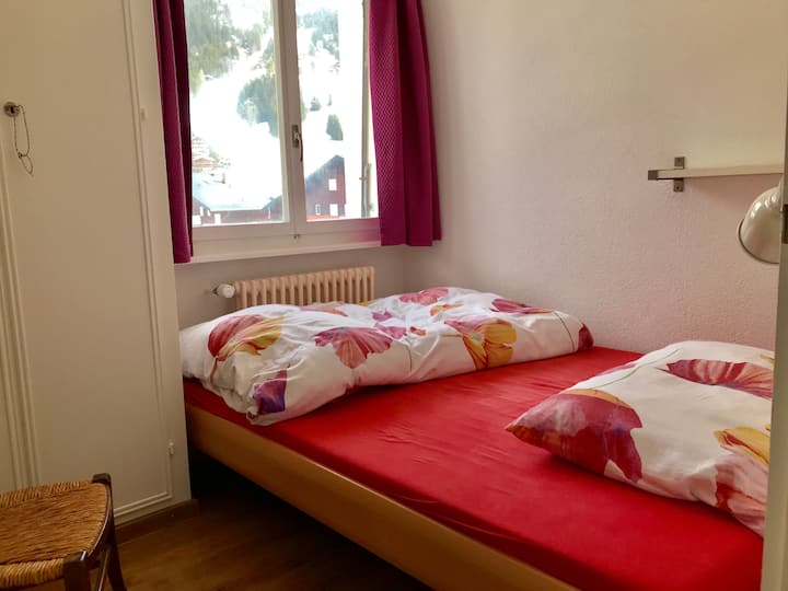 dhomë e vogël me një krevat tek (140 cm i gjerë)