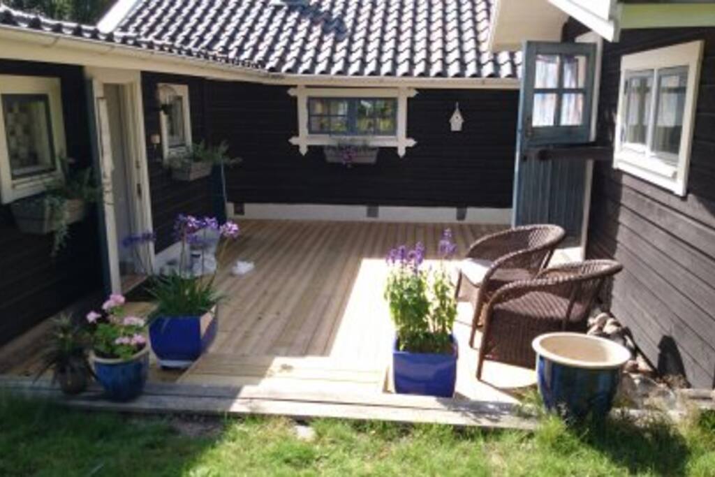 Innergård mellan gäststuga, storstuga och tvättavdelning på sovstugan