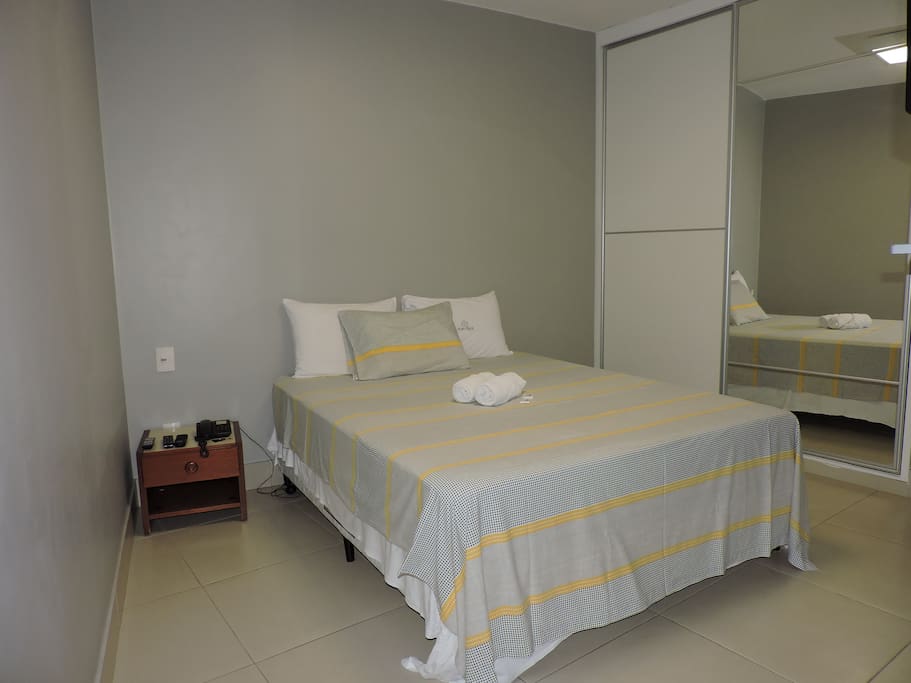 Cama queen size no quarto