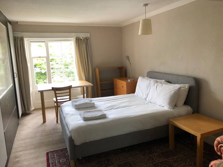 חדר שינה 5 המשקיף על גינות פרטיות בחלק האחורי 