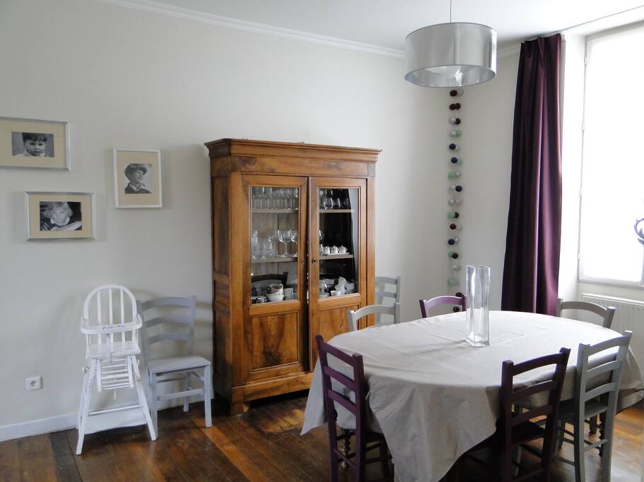Salle à manger adossée sur une cuisine ouverte (le tout de 35 m²)