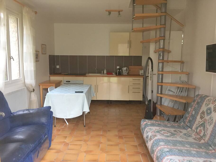 Rez-de-jardin avec cuisine et séjour équipé de 2 canapés (dont un convertible)