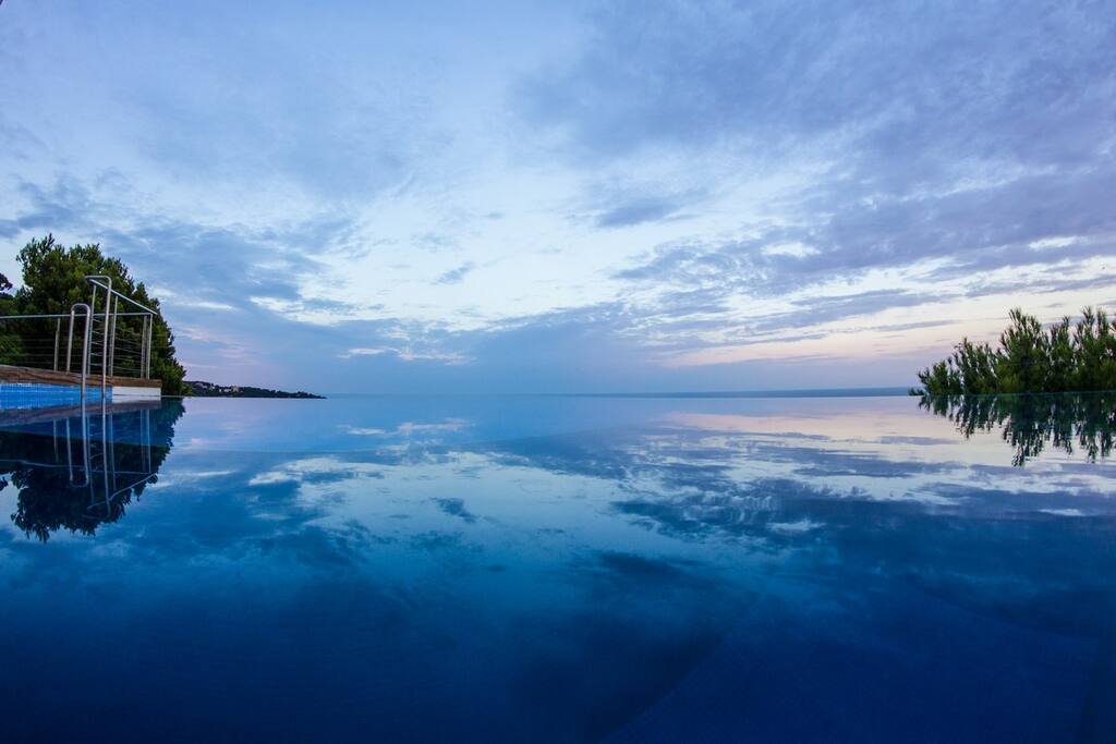 Infinity pool