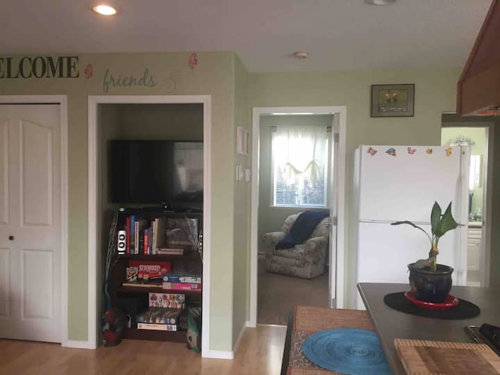 ברוכים הבאים לקוטג' של אסתר - לנוח ולהירגע. אנחנו מציעים טלוויזיה חכמה - נטפליקס - אין כבלים. 