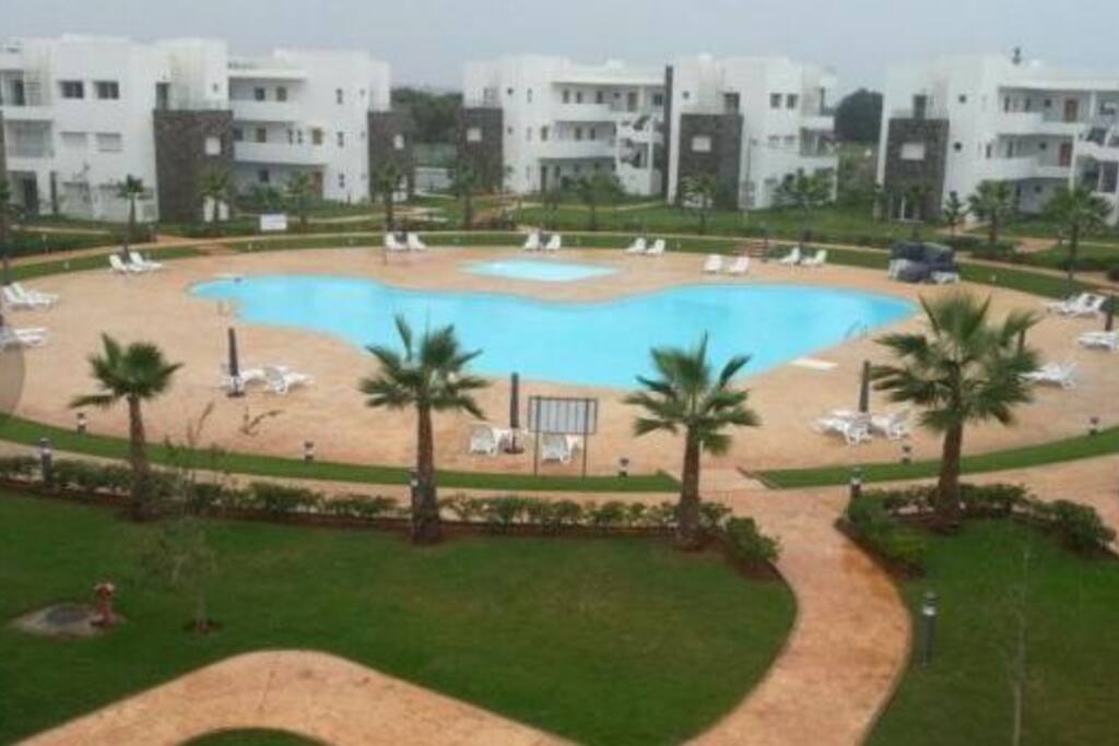 Résidence avec une grande piscine et une pataugeoire