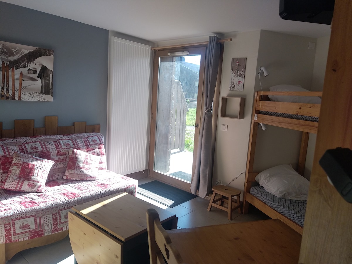 Successful Airbnb property: 4-person studio in Prapoutel with terrace. in Les Adrets