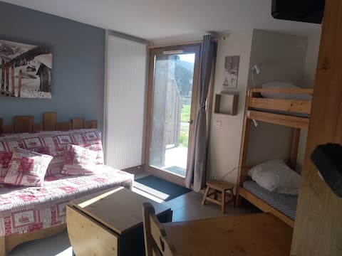 Successful Airbnb property: 4-person studio in Prapoutel with terrace. in Les Adrets
