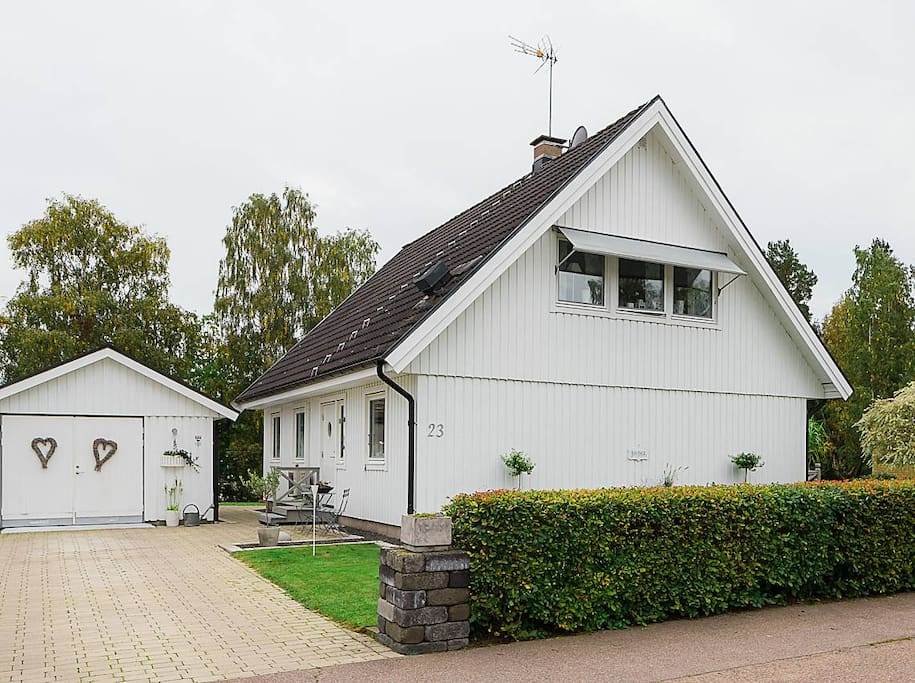 Forside af huset med garage