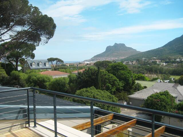 Contemporary home with beautiful Hout Bay views gallery image 2