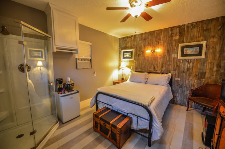 Studio Bungalow near DT - Pet Friendly