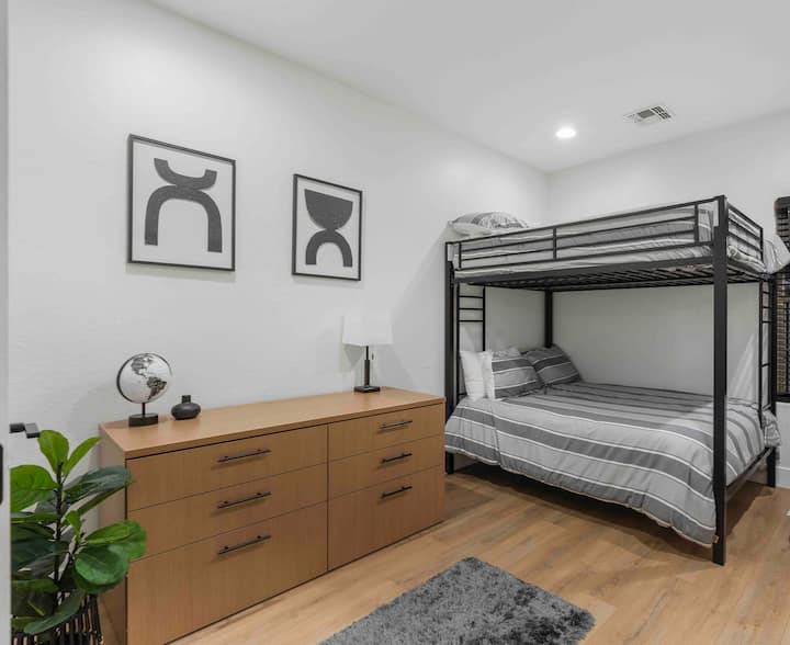 Dhoma e gjumit e vizitorëve #3 me krevate dopio dhe  lojëra për fëmijët