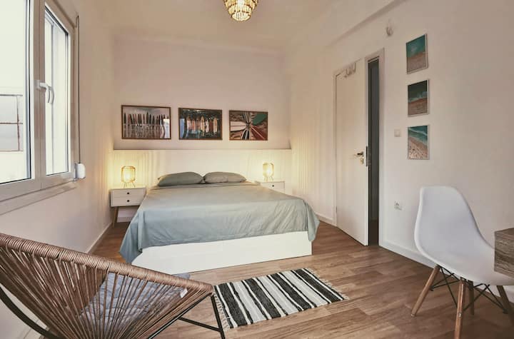 sovrum med fönster och dörr till altan