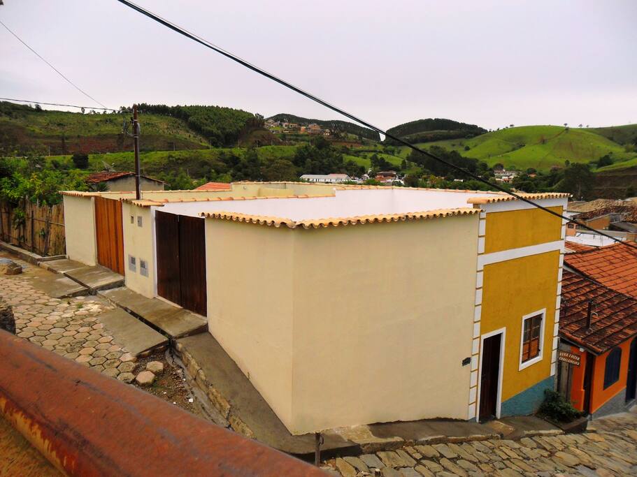Vista da casa, parte de cima entrada da garagem