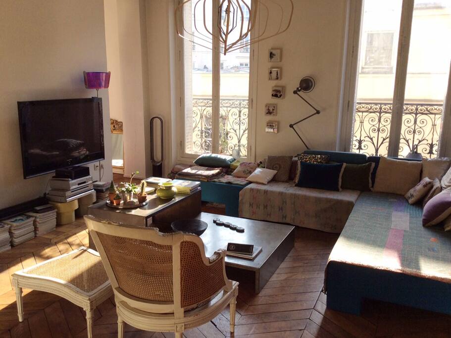 coin salon , banquette large peut servir en lit d'appoint