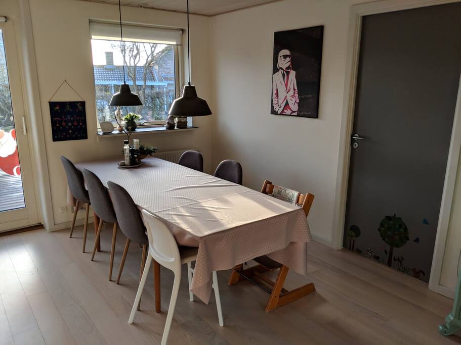 Stue/køkken. Spisebord til måltider og hygge.