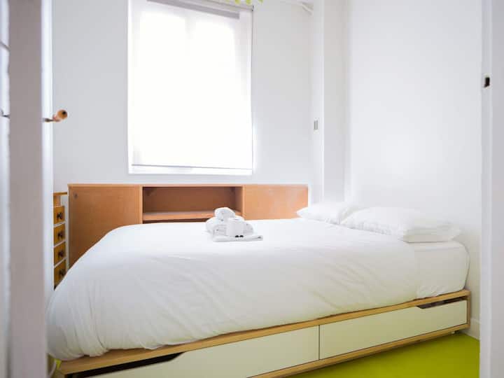 Dormitorio doble con almacenamiento y colchón de espuma