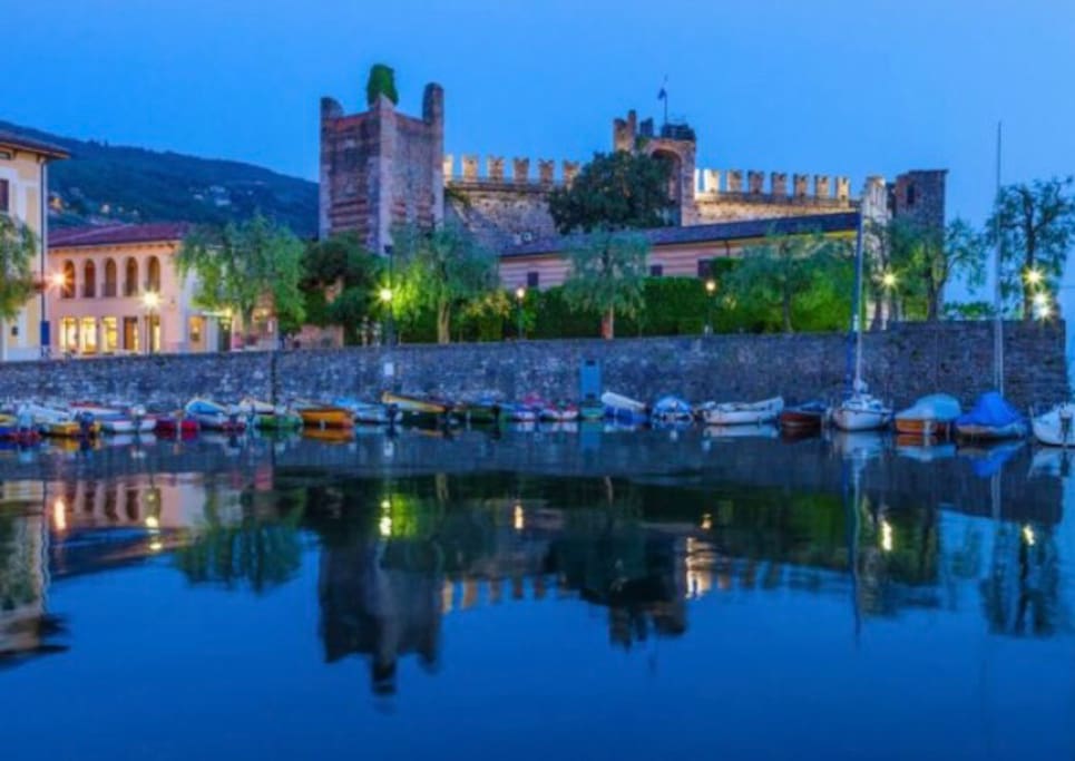 Il porto di Torri del Benaco con il suo castello scaligero.