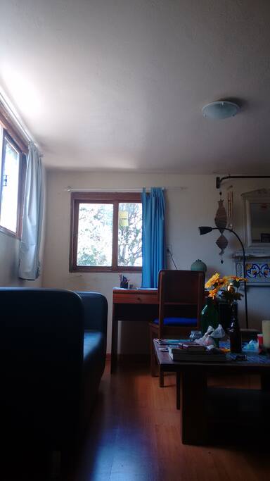 Mesa de trabalho, mesa de centro e sofá. Excelente para trocar uma ideia e relaxar.