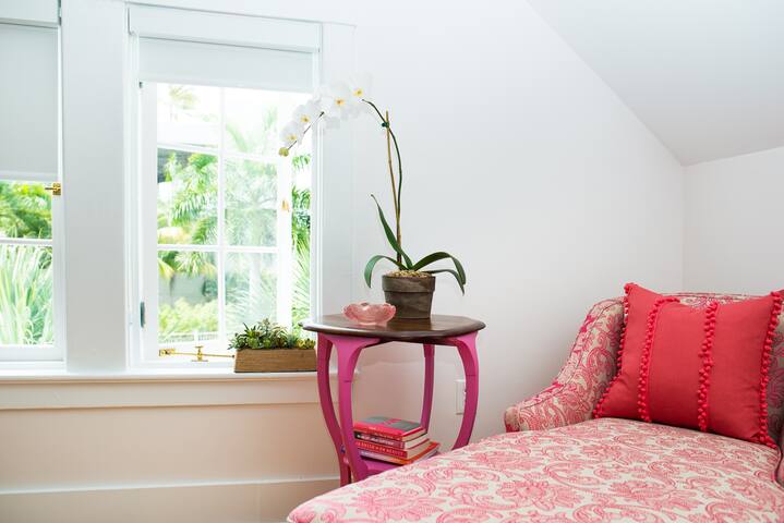 Charming bed/bath in a lively community #P30