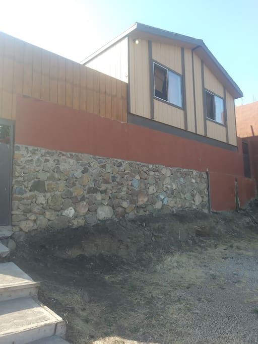 Todo cerrado y bardeado 100% Privado.
Frente a la casa 4 estacionamientos. 2 dentro de casa.