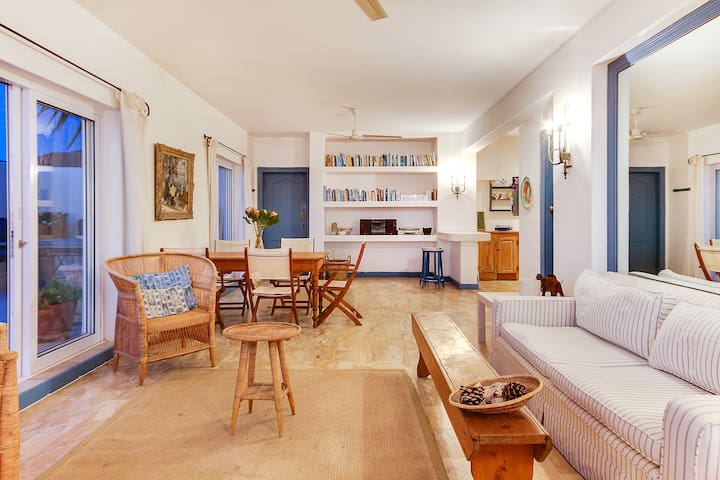 Light and Bright in Bantry Bay gallery image 3