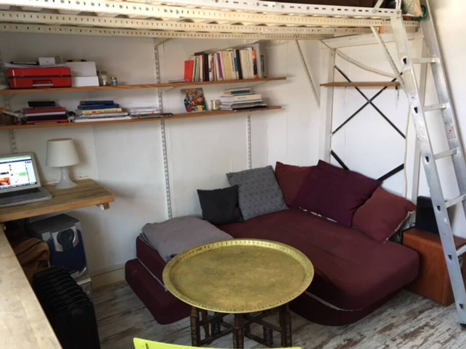Studio calme & lumineux à Belleville, à deux pas des transports et du centre-ville. 14m2 avec une mezzanine deux places, un canapé-lit, un coin cuisine et une douche. Toilettes sur le palier.