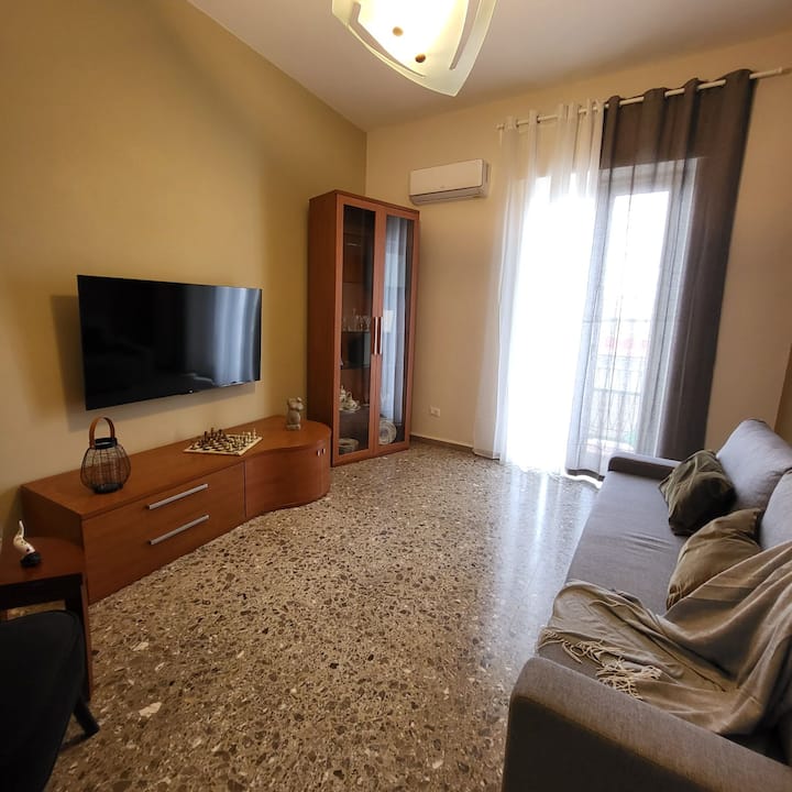 Sala de estar con sofá cama de matrimonio y rincón de lectura y equipada con un televisor inteligente de 55 pulgadas con fibra pura y  Netflix.