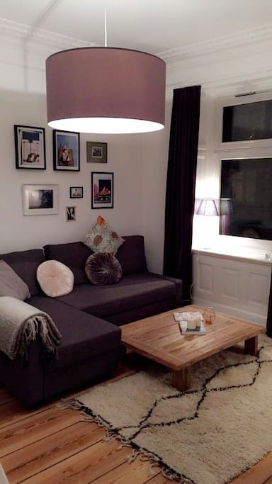 Das Wohnzimmer und die Ausziehcouch..